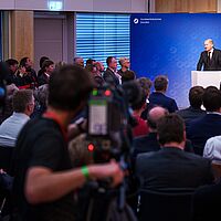 Bundeskanzler Scholz beantwortet Fragen von geladenen Handwerksbetrieben bei einer Podiumsdiskussion der SPD zum Thema „Zukunftsforum Wirtschaft – Arbeit – 2030“