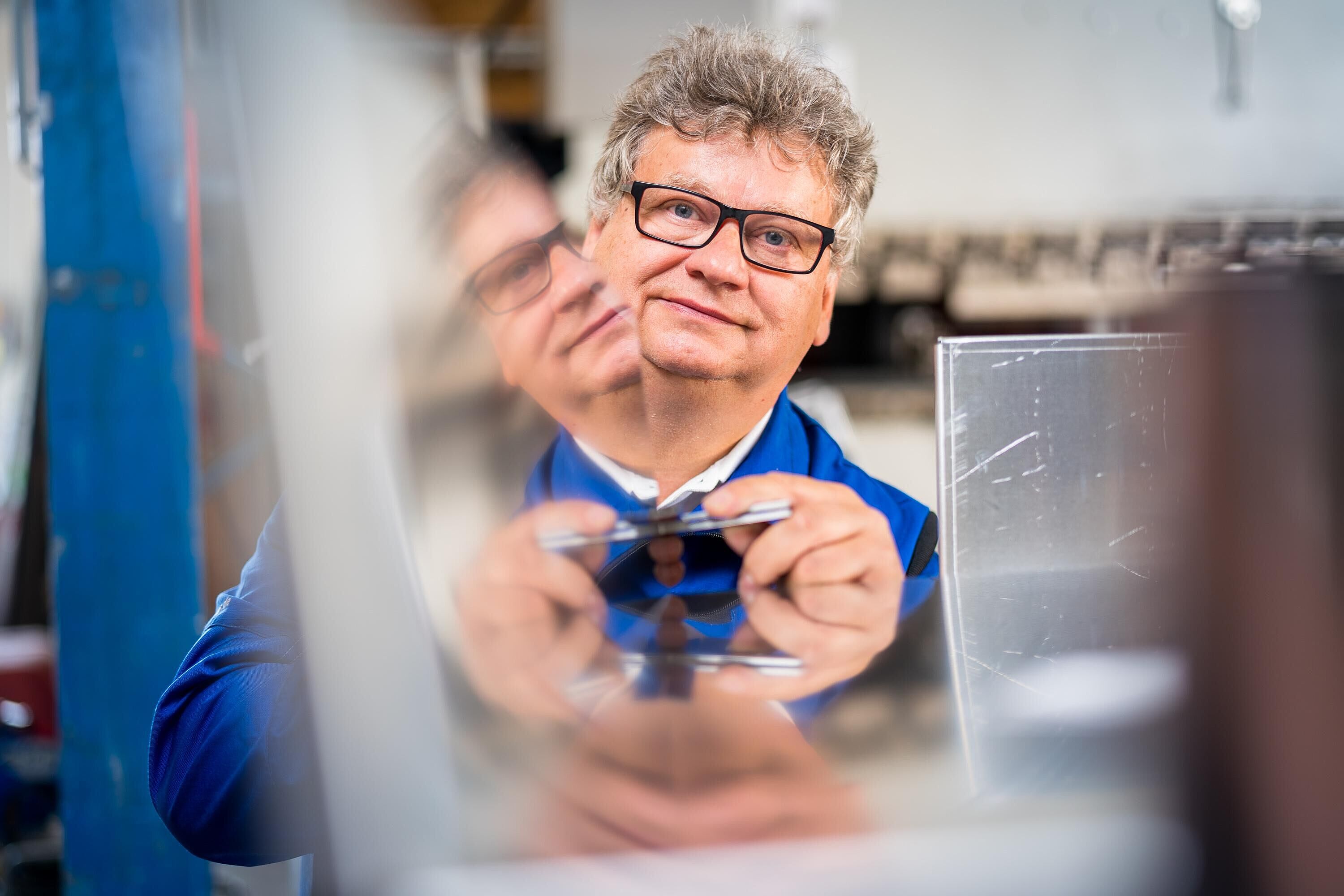 Gründen. Übergeben. Verantwortung übernehmen. Wie Handwerksbetriebe Zukunft gestalten Portrait vom Geschäftsführer Industriemeister Metall Peter Lucas in seiner Werkstatt der Lucas GmbH in Königsbrück