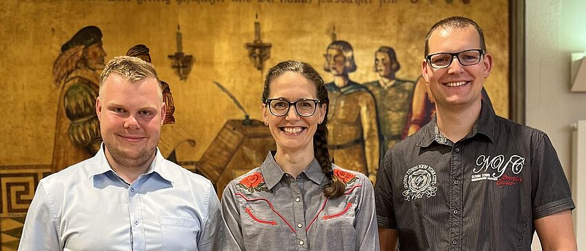 Impressionen aus der Veranstaltung Star*Parade vom 8. August 2024. Zu sehen sind in einer Portraitaufnahme (von links nach rechts): Leo Borch, Sarah Ochsner, Sebastian Nadal