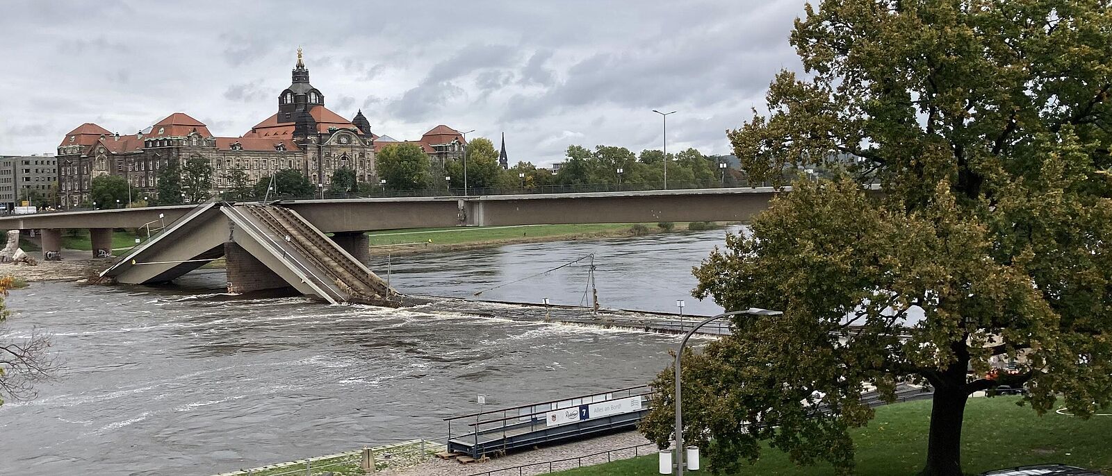 Schräger Blick auf die eingestürzte Carolabrücke von der Altstädter Seite (Anlegestelle der Dampfschifffahrt) in Richtung Neustädter Seite, im Hintergrund ist das Gebäude des Sächsischen Ministerium zu sehen.