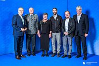 Impressionen von der Begrüßung der Gäste – Portraitaufnahmen vor einer blauen Fotowand