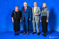 Impressionen von der Begrüßung der Gäste – Portraitaufnahmen vor einer blauen Fotowand