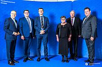 Impressionen von der Begrüßung der Gäste – Portraitaufnahmen vor einer blauen Fotowand