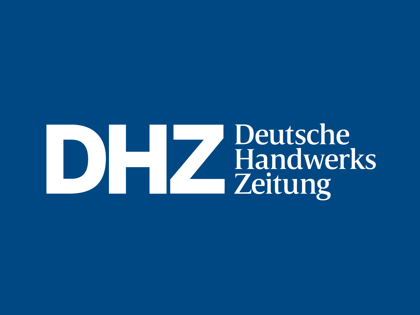 blauer Hintergrund mit weißer Schrift – im linken Bereich sehr groß die Buchstaben DHZ, rechts daneben auf 3 Zeilen die Wörter: Deutsche, Handwerks, Zeitung