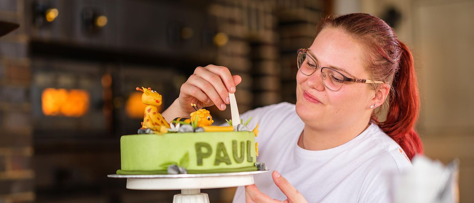 Impressionen vom Insidertreff – Eine Person verziert gerade eine Torte mit Minifiguren.