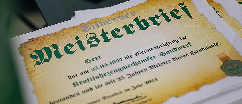 Handwerksmeister erhalten Silbermeisterbriefe am 17. Mai 2024 - Zum Beitrag
