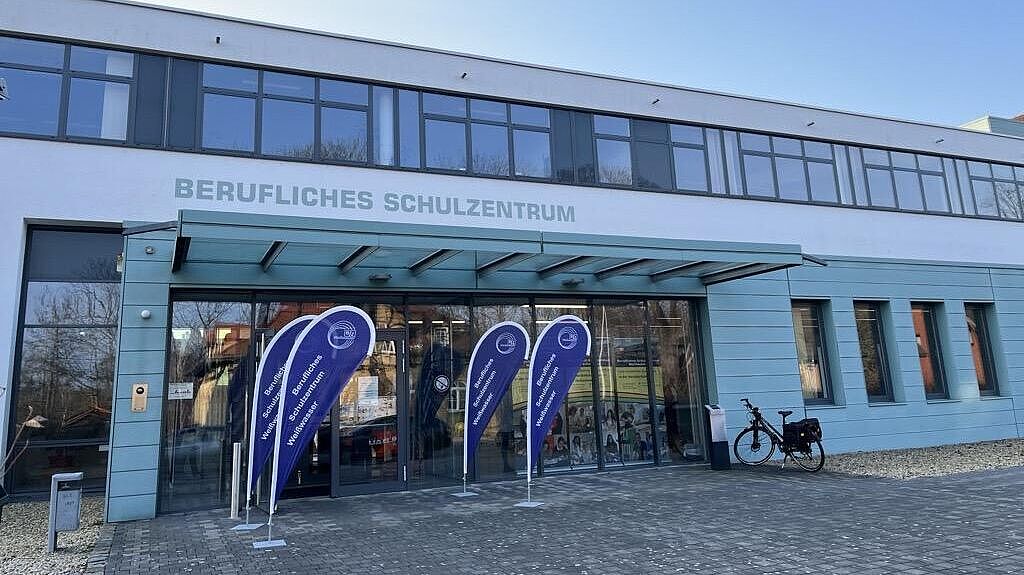 Ansicht des Eingangsbereichs des Schulgebäudes \"Berufliches Schulzentrum\"