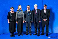 Impressionen von der Begrüßung der Gäste – Portraitaufnahmen vor einer blauen Fotowand