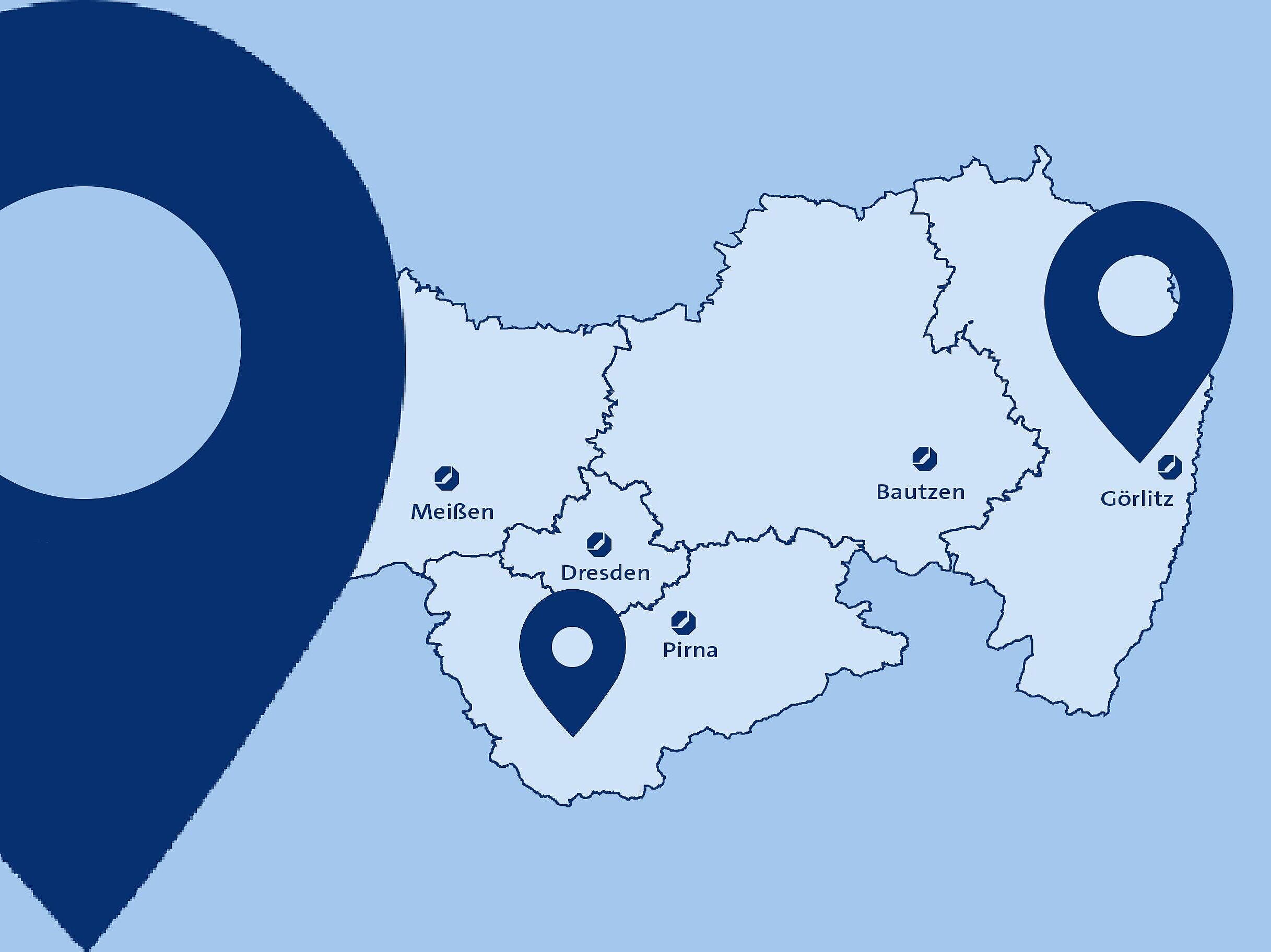 Hellblauer Hintergrund mit einer Karte der Landesdirektion Dresden, darauf dunkelblaue Pin-Marker die beliebe Standorte auf der Karte markieren.