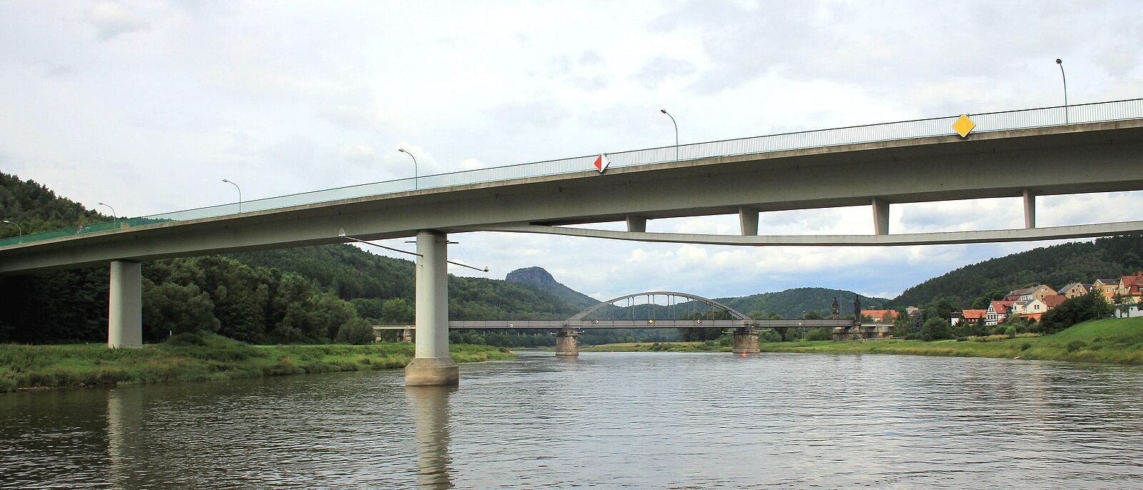 Blick von der Elbe aus auf die Elbebrücke Bad Schandau mit der Carolabrücke im Hintergrund.